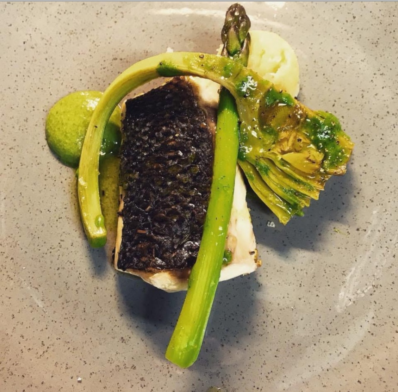 Branzino con asparagi e carciofo